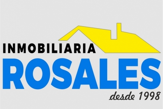 Amplia casa bien de obra, con buen aparcamiento.