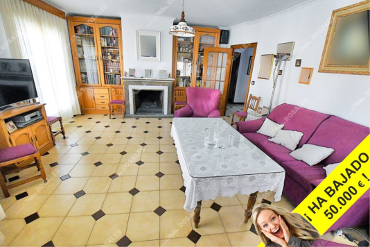 REBAJADA. Excelente casa con gran local y muy bien situada.
