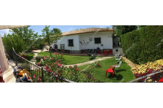 REBAJADO. Chalet legalizado con piscina a un paso de Albendín