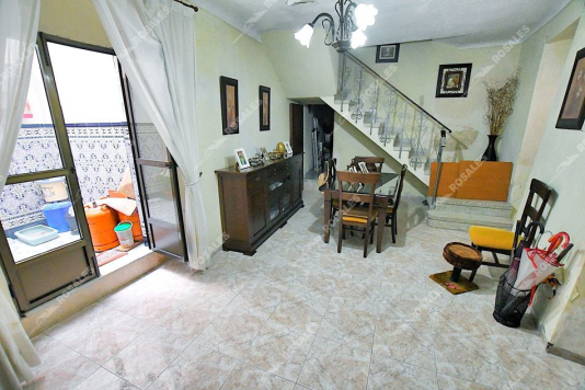 Casa en esquina con posibilidad de hacer cochera.