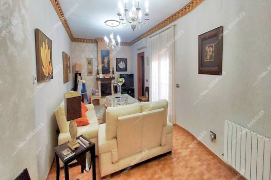 Casa en perfecto estado con patio y cochera.