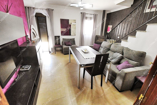 Casa de obra nueva con amplia cochera.