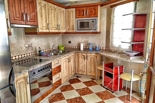 Amplísimo piso con mobiliario actual.