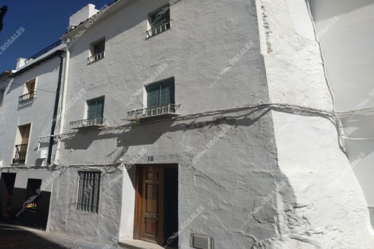 Casa en venta en Doña Mencía, junto al castillo.