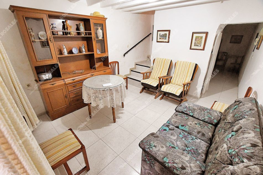 Casa junto al parque, muy bien situada.