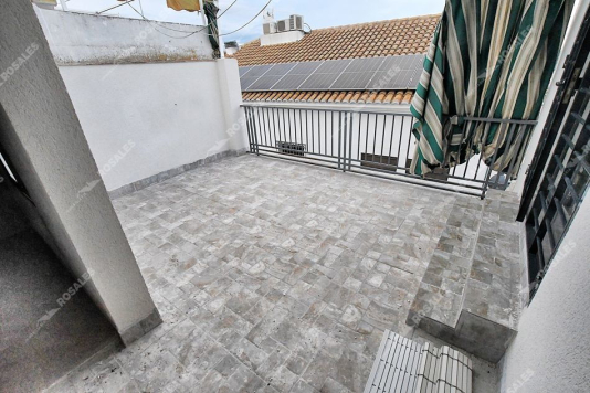 Casa en esquina con cochera doble.