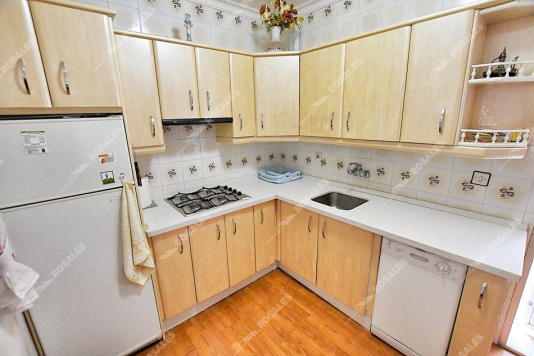 Casa junto al parque, excelente ubicación.