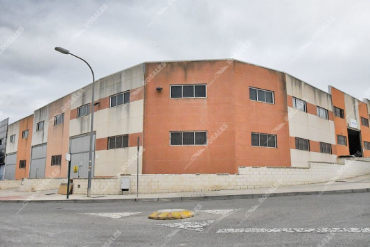 NAVE EN ESQUINA TOTALMENTE DIÁFANA