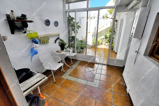 Casa con patio y terraza, muy bien ubicada.